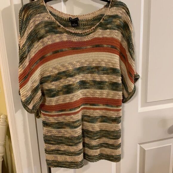 Size large pull over short sleeve sweater - Picture 1 of 7